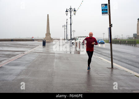 ein einsamer Mann entlang am Meer wie Barney Sturm trifft der südenglischen Küste bei Southsea uk Stockfoto