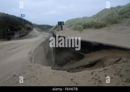 Pembrey Strand, Süd-Wales, UK, Dienstag, 17. November 2015. Gales gust bis zu 50 km/h in den südlichsten Teilen von Wales. Die hohe Winde kompacte das Gesicht der Dünen. Pembrey Country Park, in der Nähe von Llanelli, Carmarthenshire, Wales, UK. Stockfoto