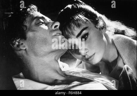 1956, Filmtitel: Krieg und Frieden, Regie: KING VIDOR, Studio: PARAMOUNT, abgebildet: MEL FERRER, AUDREY HEPBURN, liegend, Romantik. (Bild Kredit: SNAP) Stockfoto