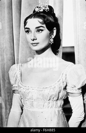 1956, Filmtitel: Krieg und Frieden, Regie: KING VIDOR, Studio: PARAMOUNT, abgebildet: AUDREY HEPBURN, TIARA, ROYAL, LADY. (Bild Kredit: SNAP) Stockfoto