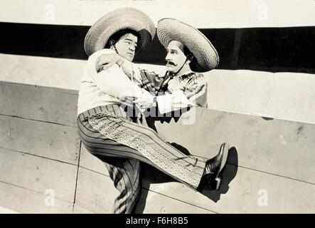 1942, Filmtitel: RIO RITA, Regie: SYLVAN SIMON, Studio: UNIVERSAL, abgebildet: BUD ABBOTT, BULL RING, Kleidung, COMEDY-TEAM, LOU COSTELLO, MEXIKANISCH. (Bild Kredit: SNAP) Stockfoto