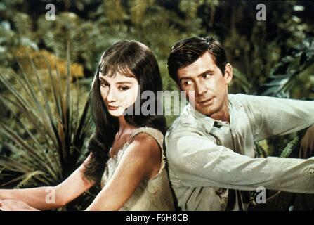 1959, Filmtitel: GREEN MANSIONS, Regie: MEL FERRER, Studio: MGM, abgebildet: 1959, AUDREY HEPBURN, ANTHONY PERKINS, GRASS, Haar - lang, Romantik. (Bild Kredit: SNAP) Stockfoto