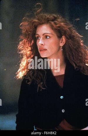 Datum der Freigabe: 10. August 1990 Film Titel: Flatliners STUDIO: Columbia Bilder Regie: Joel Schumacher PLOT: Medizinstudenten über sich bringen, in der Nähe von Tod; Ihr Experiment beginnt, schief gehen.  Auf dem Bild: JULIA ROBERTS als Dr. Rachel Mannus.   (Bild Kredit: C Columbia Pictures/Entertainment Pictures) Stockfoto