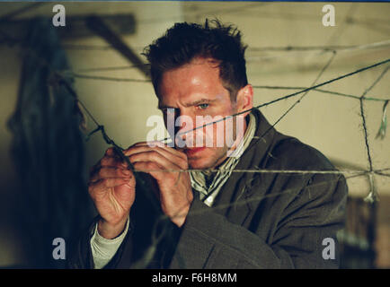 11. April 2002; Hollywood, Kalifornien, USA; Bild von Cronenbergs Drama 'Spider' Darsteller RALPH FIENNES als Spider. Stockfoto