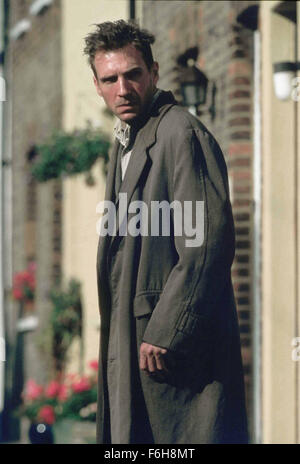 11. April 2002; Hollywood, Kalifornien, USA; Bild von Cronenbergs Drama 'Spider' Darsteller RALPH FIENNES als Spider. Stockfoto