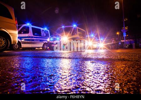 Hannover, Deutschland. 17. November 2015. Polizei-Fahrzeuge außerhalb der HDI-Arena vor den internationalen Fußball passen zwischen Deutschland und Holland in Hannover, 17. November 2015. Nach den Terroranschlägen in Paris wurden Maßnahmen zur Gefahrenabwehr für das Spiel erhöht. Foto: PHILIPP VON DITFURTH/DPA/Alamy Live-Nachrichten Stockfoto