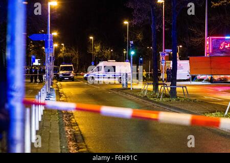 Hannover, Deutschland. 17. November 2015. Polizei aus einem Gebiet um zwei Stände in der HDI-Arena vor dem Fußball-Länderspiel zwischen Deutschland und Holland in Hannover, 17. November 2015 abgesperrt. Dies ist vermutlich durch ein verdächtiges Objekt. Nach den Terroranschlägen in Paris wurden Maßnahmen zur Gefahrenabwehr für das Spiel erhöht. Foto: PHILIPP VON DITFURTH/DPA/Alamy Live-Nachrichten Stockfoto