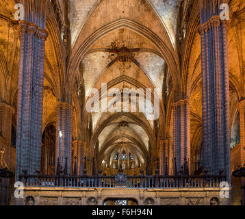 Kirchenschiff von Santa Eulalia, Metropolitan Kathedrale Basilica von Barcelona, Spanien. Gotische Architektur. Barcelona, Katalonien. Stockfoto