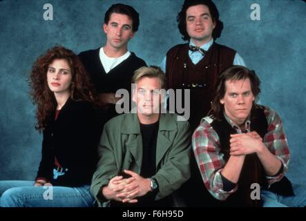 Datum der Freigabe: 10. August 1990 Film Titel: Flatliners STUDIO: Columbia Bilder Regie: Joel Schumacher PLOT: Medizinstudenten über sich bringen, in der Nähe von Tod; Ihr Experiment beginnt, schief gehen.  Im Bild: KIEFER SUTHERLAND als Nelson, KEVIN BACON als David Labraccio, JULIA ROBERTS als Dr. Rachel, WILLIAM BALDWIN als Dr. Joe Hurley und OLIVER PLATT als Randy Steckle.   (Bild Kredit: C Columbia Pictures/Entertainment Pictures) Stockfoto