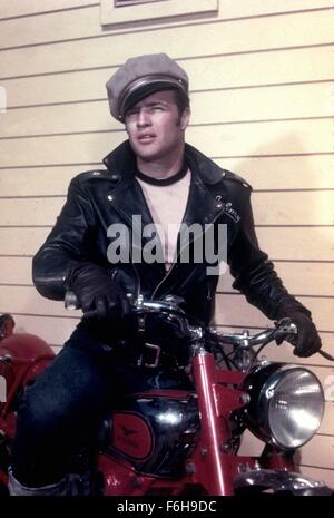 1954, Filmtitel: WILD ONE, Regisseur: LASLO BENEDEK, abgebildet: LASLO BENEDEK, MARLON BRANDO, Kleidung, JEANS, Lederjacke, Motorrad. (Bild Kredit: SNAP) Stockfoto