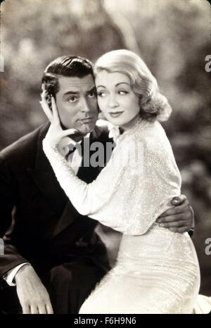 Filmtitel 1937: TOPPER, Regie: NORMAN Z McLEOD, Studio: MGM, im Bild: CONSTANCE BENNETT, CARY GRANT, NORMAN Z McLEOD, sitzen, ARM um Taille, WANGE an WANGE, Romantik, paar. (Bild Kredit: SNAP) Stockfoto