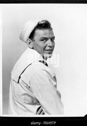 1950, Filmtitel: in der Stadt, Regie: GENE KELLY, im Bild: 1950, Kleidung, Farbe, GENE KELLY, Marine UNIFORM, FRANK SINATRA, WHITE, Seemann, STUDIO. (Bild Kredit: SNAP) Stockfoto