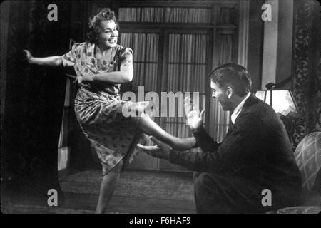 1952, Filmtitel: COME BACK, LITTLE SHEBA, Regie: DANIEL MANN, im Bild: 1952, AWARDS - Akademie, beste Darstellerin, SHIRLEY BOOTH, tanzen, BURT LANCASTER, DANIEL MANN, KICKING, sitzen, COUCH, beobachten, unterhaltsam, VOYEUR, Lampe, DESINTERESSIERT, CLOWNERIE, OSCAR RETRO. (Bild Kredit: SNAP) Stockfoto