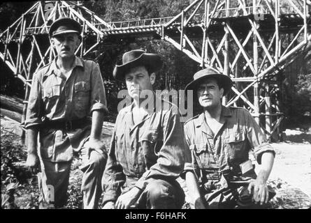 1957, Filmtitel: Brücke am RIVER KWAI, Regie: DAVID LEAN, abgebildet: 1957, AWARDS - Akademie, das beste Bild, ALEC GUINNESS, JACK HAWKINS, WILLIAM HOLDEN, DAVID LEAN, Militär, UNIFORM, Brücke, OSCAR RETRO. (Bild Kredit: SNAP) Stockfoto