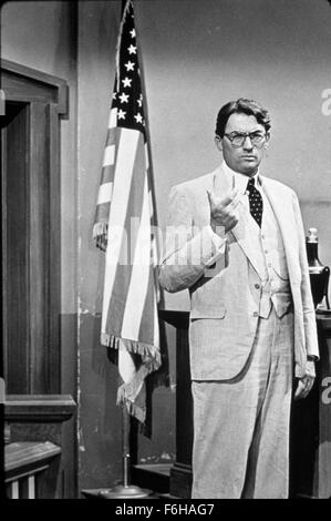 1962, Filmtitel: TO KILL A MOCKINGBIRD, Regisseur: ROBERT MULLIGAN, Studio: UNIV, abgebildet: 1962, AWARDS - Akademie, bester Schauspieler, ROBERT MULLIGAN, GREGORY PECK, ZEIGEND, amerikanische Flagge, Gericht, Gerichtssaal, DRAMA, Brille, Rechtsanwalt, OSCAR RETRO. (Bild Kredit: SNAP) Stockfoto