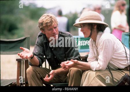 Datum der Freigabe: 18. Dezember 1985 Film Titel: Out of Africa-Regisseur: Sydney Pollack STUDIO: Universal Bilder PLOT: folgt dem Leben von Karen Blixen, Personen, die eine Plantage in Afrika. Ihr Leben wird von einem Ehemann der Bequemlichkeit (Bror Blixen), eine wahre Liebe (Denys), Probleme auf der Plantage, Ausbildung der Eingeborenen, Krieg und Fang VD von ihrem Ehemann Bild kompliziert: ROBERT REDFORD als Denys und MERYL STREEP als Karen (Credit Bild: C Universal Pictures/Entertainment Pictures) Stockfoto