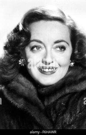 1950, Filmtitel: ALL ABOUT EVE, Regie: JOSEPH L MANKIEWICZ, Studio: FOX, im Bild: 1950, BETTE DAVIS, LÄCHELND, Ohrringe, schauen Weg, Kopf Schuss, PORTRAIT. (Bild Kredit: SNAP) Stockfoto