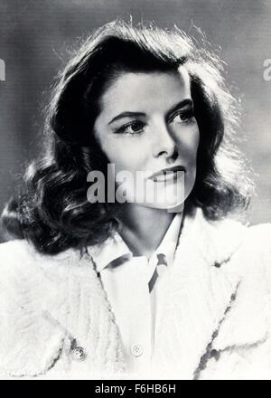 1940, Filmtitel: PHILADELPHIA STORY, Regie: GEORGE CUKOR, Studio: MGM, abgebildet: KATHARINE HEPBURN, WEGSEHEN, PORTRAIT. (Bild Kredit: SNAP) Stockfoto