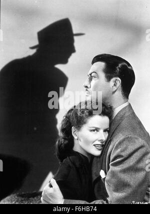 1946, Filmtitel: UNTERSTRÖMUNG, Regie: VINCENTE MINNELLI, Studio: MGM, abgebildet: KATHARINE HEPBURN, ROBERT TAYLOR, umarmen, droht, BEDROHLICH, Schatten, Schnurrbart, Haar - gekämmt, Täuschung. (Bild Kredit: SNAP) Stockfoto