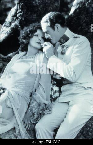 1928, Filmtitel: geheimnisvolle Dame, Regie: FRED NIBLO, Studio: MGM, abgebildet: GRETA GARBO, küssen, CONRAD NAGEL, FRED NIBLO. (Bild Kredit: SNAP) Stockfoto