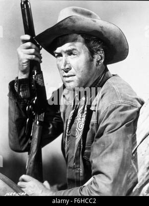 1950, Filmtitel: WINCHESTER 73, Regie: ANTHONY MANN, Studio: UNIV, im Bild: ANTHONY MANN, Gewehr, JAMES STEWART, Kleidung, Waffen. (Bild Kredit: SNAP) Stockfoto