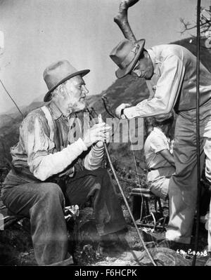 1948, Filmtitel: Schatz der SIERRA MADRE, Regie: JOHN HUSTON, Studio: WARNER, abgebildet: Familien (REAL), JOHN HUSTON. (Bild Kredit: SNAP) Stockfoto