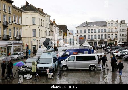 Brüssel, Belgien. 17. November 2015. Ü-Wagen sind auf den wichtigsten Platz von Molenbeek Bezirk in Brüssel, Hauptstadt von Belgien, 17. November 2015 geparkt. Einige Paris Terror Angreifer werden geglaubt, um in Molenbeek Nachbarschaft leben und belgische Polizei Serie von Überfällen und Operationen hier seit dem letzten Wochenende gestartet haben. Bildnachweis: Ye Pingfan/Xinhua/Alamy Live-Nachrichten Stockfoto