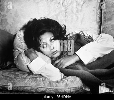 1966, Filmtitel: Gräfin von Hongkong, Regie: CHARLES CHAPLIN, Studio: UNIV, im Bild: einsam, SOPHIA LOREN, SAD, niedergedrückt, UNGLÜCKLICH. (Bild Kredit: SNAP) Stockfoto