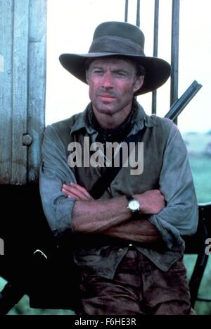 Datum der Freigabe: 18. Dezember 1985 Film Titel: Out of Africa-Regisseur: Sydney Pollack STUDIO: Universal Bilder PLOT: folgt dem Leben von Karen Blixen, Personen, die eine Plantage in Afrika. Ihr Leben wird von einem Ehemann der Bequemlichkeit (Bror Blixen), eine wahre Liebe (Denys), Probleme auf der Plantage, Ausbildung der Eingeborenen, Krieg und Fang VD von ihrem Ehemann Bild kompliziert: ROBERT REDFORD als Denys (Credit Bild: C Universal Pictures/Entertainment Pictures) Stockfoto