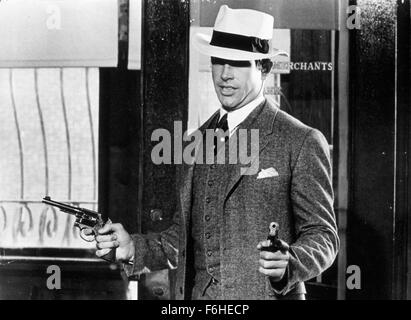 1967, Filmtitel: BONNIE und CLYDE, Regie: ARTHUR PENN, abgebildet: GUN CRAZY, Handfeuerwaffe, Waffen, Hut, WARREN BEATTY, Verbrecher, historische, STICK nach oben, Raub, ROAD-MOVIE. (Bild Kredit: SNAP) Stockfoto