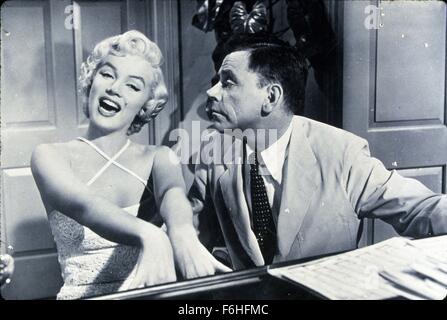 1955, Filmtitel: SEVEN YEAR ITCH, Regie: BILLY WILDER, Studio: FOX, im Bild: TOM EWELL, MARILYN MONROE, der Blick, Gesang, Klavier, INSTRUMENT spielen, IN der Liebe, bewundern. (Bild Kredit: SNAP) Stockfoto