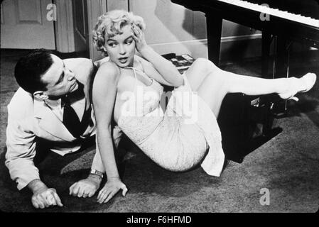 1955, Filmtitel: SEVEN YEAR ITCH, Regie: BILLY WILDER, Studio: FOX, im Bild: TOM EWELL, MARILYN MONROE, PIANO, UNGESCHICKT, verletzten, gefallene, Stuhl, fiel Stuhl sitzen. (Bild Kredit: SNAP) Stockfoto