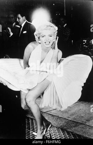 1955, Filmtitel: SEVEN YEAR ITCH, Regie: BILLY WILDER, Studio: FOX, im Bild: MARILYN MONROE, BILLY WILDER, Neckholder Oberteil, HAND, Ohr, Rock, WIND, Entwurf, Rost, im Rampenlicht. (Bild Kredit: SNAP) Stockfoto