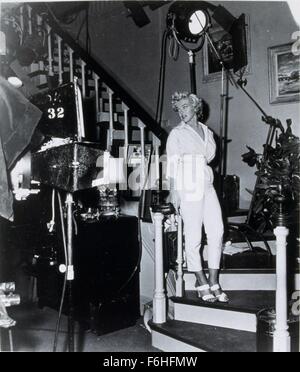 1955, Filmtitel: SEVEN YEAR ITCH, Regie: BILLY WILDER, Studio: FOX, im Bild: 1955, MARILYN MONROE, Film-SET, BILLY WILDER, hinter den Kulissen, Treppenhaus. (Bild Kredit: SNAP) Stockfoto