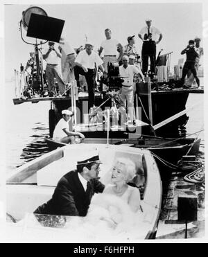 1959, Filmtitel: SOME LIKE IT HOT, Regie: BILLY WILDER, Studio: UA, im Bild: hinter den Kulissen, TONY CURTIS, SO. KALIFORNIEN HOTEL DEL CORONADO, MARILYN MONROE, BOOT, FLIRTEN, DREHARBEITEN, INTIME, ROMANTIK, FELL. (Bild Kredit: SNAP) Stockfoto