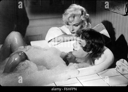 1959, Filmtitel: SOME LIKE IT HOT, Regie: BILLY WILDER, Studio: UA, im Bild: Bad Wannen/Duschen, Kleidung, TONY CURTIS, DRAG, MARILYN MONROE, BILLY WILDER, SCHAUMBAD, Verkleidung, MASKERADE, GENDER BENDER. (Bild Kredit: SNAP) Stockfoto