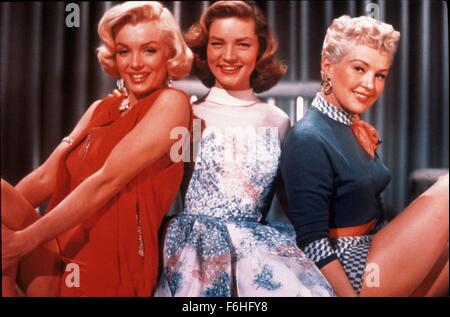 1953, Filmtitel: HOW TO MARRY A MILLIONAIRE, Direktor: JEAN NEGULESCO, Studio: FOX, im Bild: BETTY GRABLE, MARILYN MONROE, LAUREN BACALL, JEAN NEGULESCO, LÄCHELND, verspielt, umgeben von Frauen. (Bild Kredit: SNAP) Stockfoto