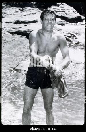 1957, Filmtitel: Brücke am RIVER KWAI, Regie: DAVID LEAN, Studio: COLUMBIA, im Bild: BEEFCAKE, WILLIAM HOLDEN. (Bild Kredit: SNAP) Stockfoto