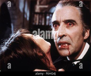 11. Juni 2015 - Sir CHRISTOPHER LEE, der erfahrene Schauspieler im Alter von 93 starb. Britischer Schauspieler, der seinen Namen Dracula und Frankenstein Monster in der Hammer-Horror-Filme spielen gemacht, in mehr als 250 Filmen mitgewirkt. Er war bekannt für seine schurkischen Rollen, einschließlich Scaramanga in James Bond und bösen Zauberer Saruman in der Herr der Ringe. Der Schauspieler die übrigen Credits zählen The Wicker Man und Star Wars. Der Schauspieler wird berichtet, dass am Sonntag in Chelsea und Westminster Krankenhaus in London, gestorben nach wird ins Krankenhaus eingeliefert, für Atemwegserkrankungen und Herzinsuffizienz. Im Bild: 1972 - Film Titl Stockfoto