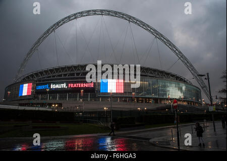 Wembley, Vereinigtes Königreich. 17. November 2015.   Wembley-Stadion vor der Fußball freundlich zwischen England und Frankreich. Das Stadion ist mit den französischen Farben und die Worte "Liberté, Égalité, Fraternité" beleuchtet.   Bildnachweis: Stephen Chung / Alamy Live News Stockfoto