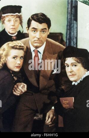 1944, Filmtitel: ARSENIC AND OLD LACE, Regie: FRANK CAPRA, Studio: WARNER, abgebildet: 1944, JEAN ADAIR, Anzug, CARY GRANT, JOSEPHINE HULL, PRISCILLA LANE, schockiert, gefangen. (Bild Kredit: SNAP) Stockfoto