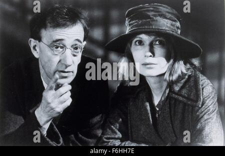 1992, Filmtitel: Schatten und Nebel, Regie: WOODY ALLEN, Studio: ORION, abgebildet: WOODY ALLEN, Direktor leitet. (Bild Kredit: SNAP) Stockfoto