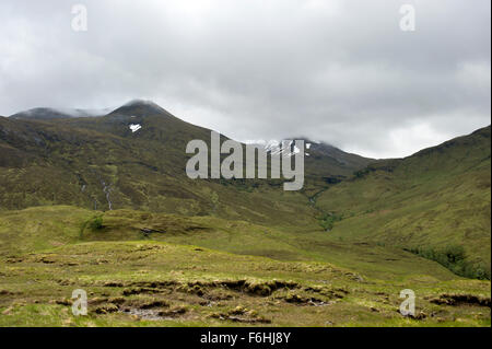 Nachschlagen von Glen Nevis an den unteren hängen der wichtigsten Nevis Range eingehüllt in Nebel und niedrige Wolken Stockfoto