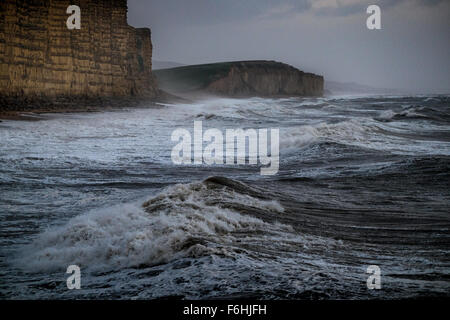 West Bay, Dorset, UK. 17. November 2015.  Sturm Barney fängt an, sich an der Südküste, wie unter West Bay East Cliff in Wellen bemerkbar machen. 40-50 km/h Windböen dürften im Süden Englands mit Böen von 50-60 wahrscheinlich in den Küstengebieten. Ungünstigen Bedingungen führten zu Condor Ferries abbrechen High-Speed-Fähre zu den Kanalinseln unter Angabe "Wellenhöhen sind derzeit voraussichtlich überschreiten unsere rechtlichen Einsatzgrenzen für High Speed Craft." © Tom Corban/Alamy Live News Bildnachweis: Tom Corban/Alamy Live News Stockfoto