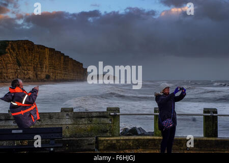 West Bay, Dorset, UK. 17. November 2015. Menschen zu fotografieren die Wellen am West Bay an der Küste von Dorset als Sturm Barney beginnt, sich an der Südküste bemerkbar machen. 40-50 km/h Windböen dürften im Süden Englands mit Böen von 50-60 wahrscheinlich in den Küstengebieten. Ungünstigen Bedingungen führten zu Condor Ferries abbrechen High-Speed-Fähre zu den Kanalinseln unter Angabe "Wellenhöhen sind derzeit voraussichtlich überschreiten unsere rechtlichen Einsatzgrenzen für High Speed Craft." © Tom Corban/Alamy Live News Bildnachweis: Tom Corban/Alamy Live News Stockfoto