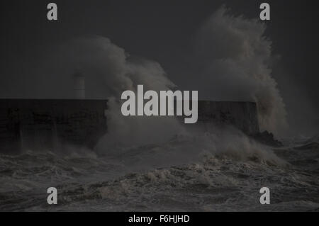 Newhaven, East Sussex, Großbritannien. Nov. 2015. Der Dämmerungssturm Barney zerschlägt den West Arm & Lighthouse. Stockfoto