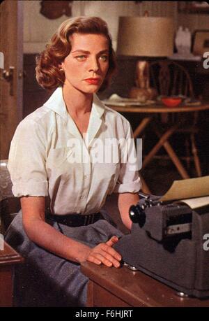 1955, Filmtitel: Spinnennetz, Regie: VINCENTE MINNELLI, Studio: MGM, abgebildet: LAUREN BACALL, CONCERNTRATING, SCHREIBARBEITEN, ernst, STERN, Schreibmaschine. (Bild Kredit: SNAP) Stockfoto