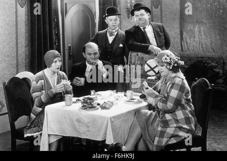 1929, Filmtitel: perfekter Tag, Regie: JAMES PARROTT, Studio: MGM, abgebildet: KAY DESLYS, ENSEMBLE, OLIVER HARDY, ISABELLE KEITH, EDGAR KENNEDY, LAUREL & HARDY, STAN LAUREL. (Bild Kredit: SNAP) Stockfoto