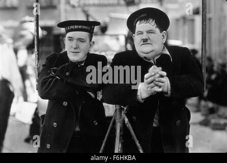 1936, Filmtitel: unsere Beziehungen, Regie: HARRY LACHMAN, Studio: MGM, im Bild: OLIVER HARDY, HARRY LACHMAN, LAUREL & HARDY. (Bild Kredit: SNAP) Stockfoto
