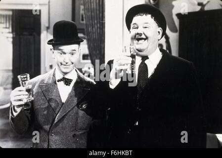 1943, Filmtitel: tanzen Meister, Regie: MALCOLM St. CLAIR, Studio: FOX, im Bild: OLIVER HARDY, LAUREL & HARDY, STAN LAUREL, MALCOLM St. CLAIR. (Bild Kredit: SNAP) Stockfoto